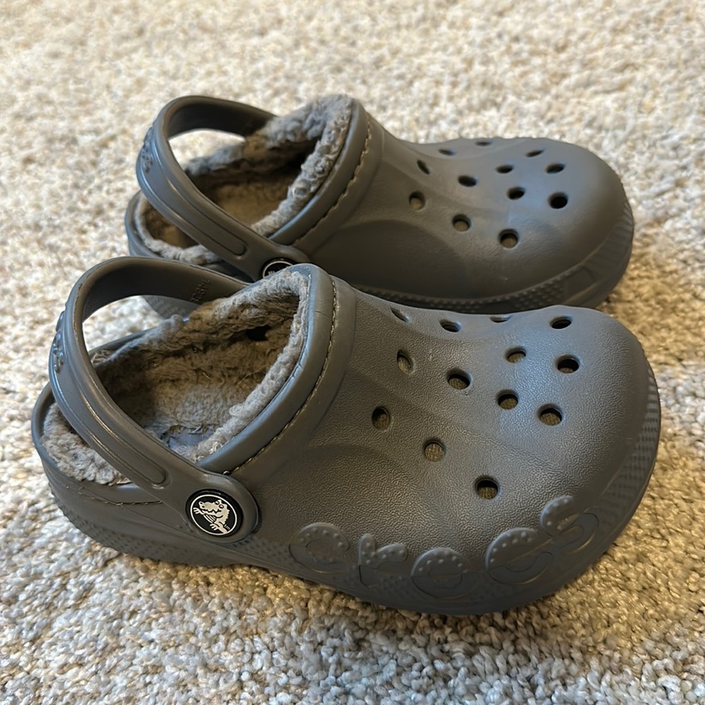 Boys Fuzzy Gray Baya Lined Crocs